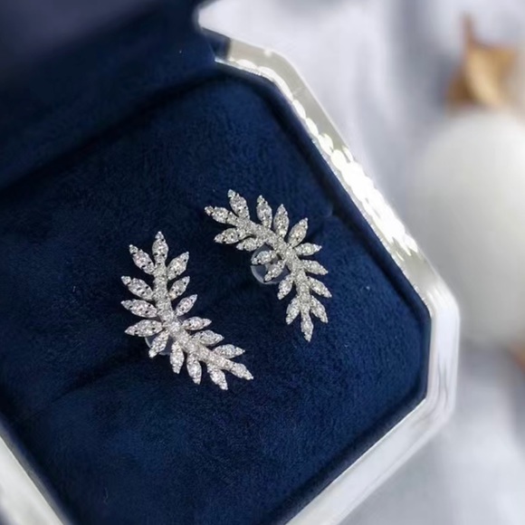 Silver plated zircon stones Vintage leaf earrings - Picture 3 of 3